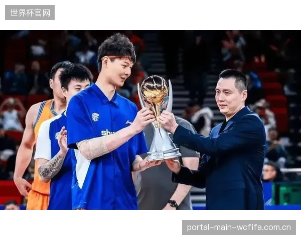 上海队时隔24年重夺常规赛冠军,主教练卢伟当选最佳教练。 上海队时隔24年重夺常规赛冠军,主教练卢伟当选最佳教练。